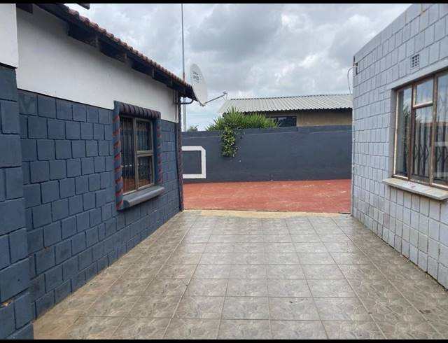 2 BEDROOM HOUSE FOR SALE IN TSAKANE